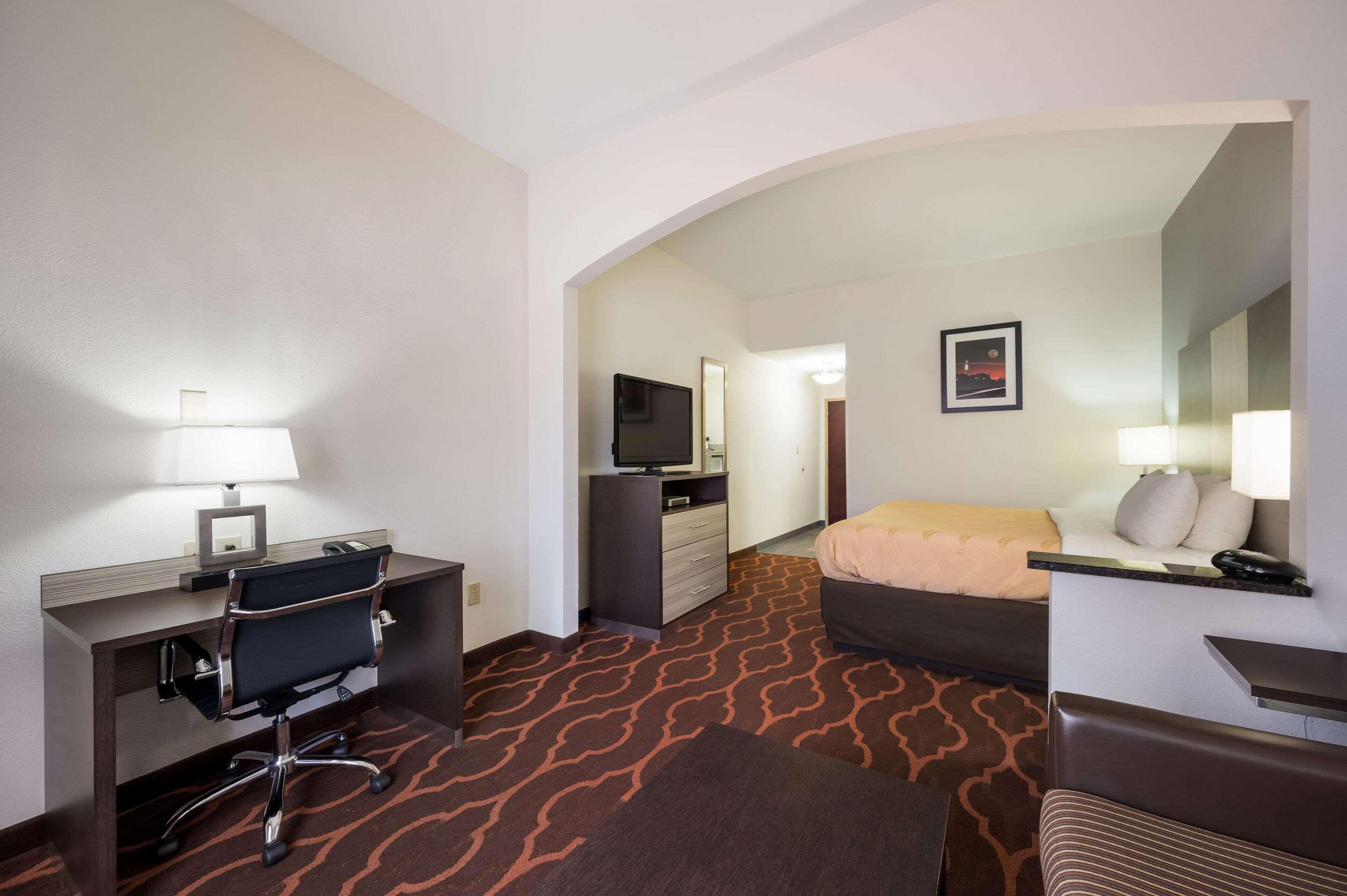 Quality Inn & Suites Huntsville Research Park Area Exterior photo