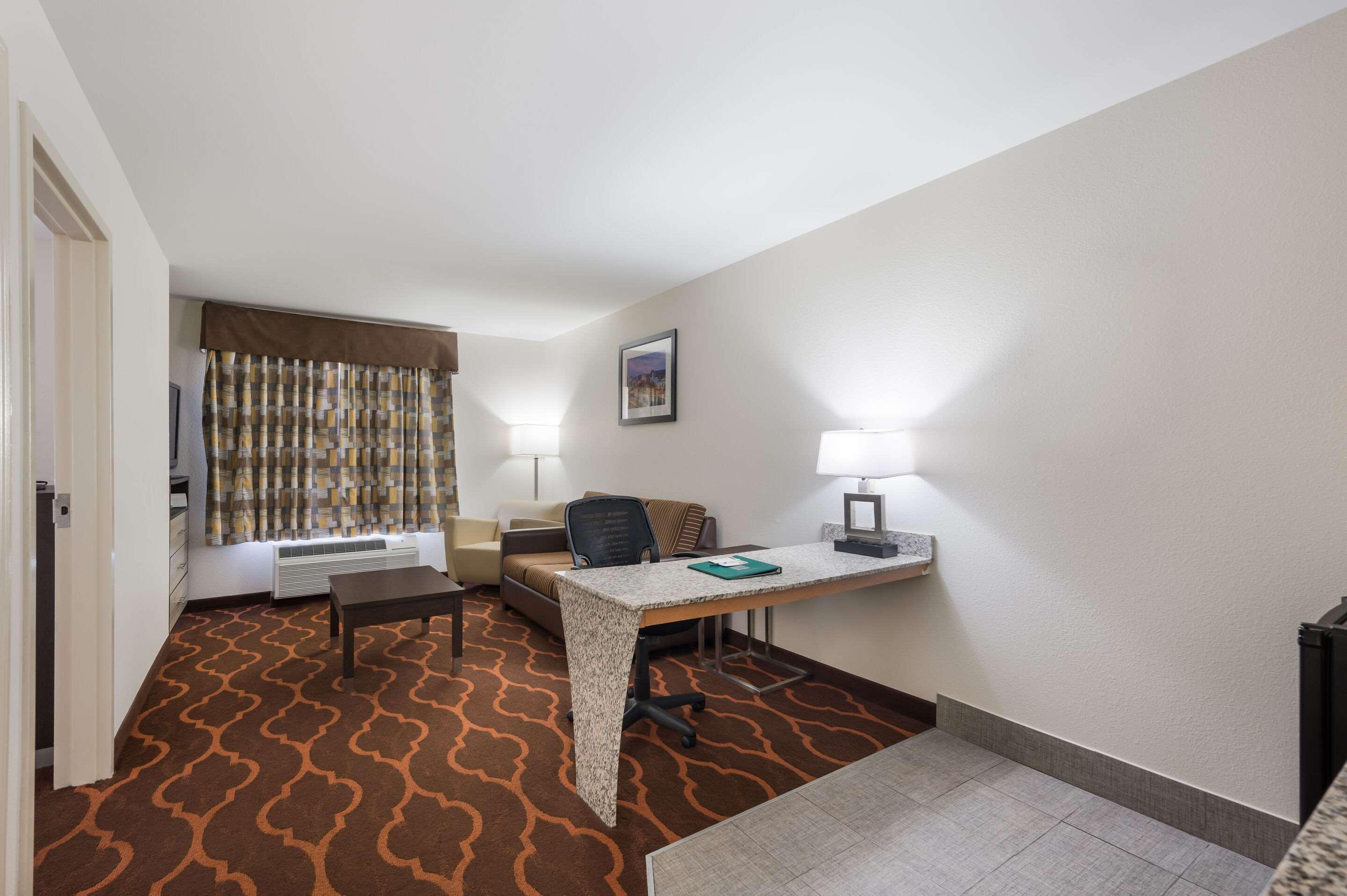 Quality Inn & Suites Huntsville Research Park Area Exterior photo
