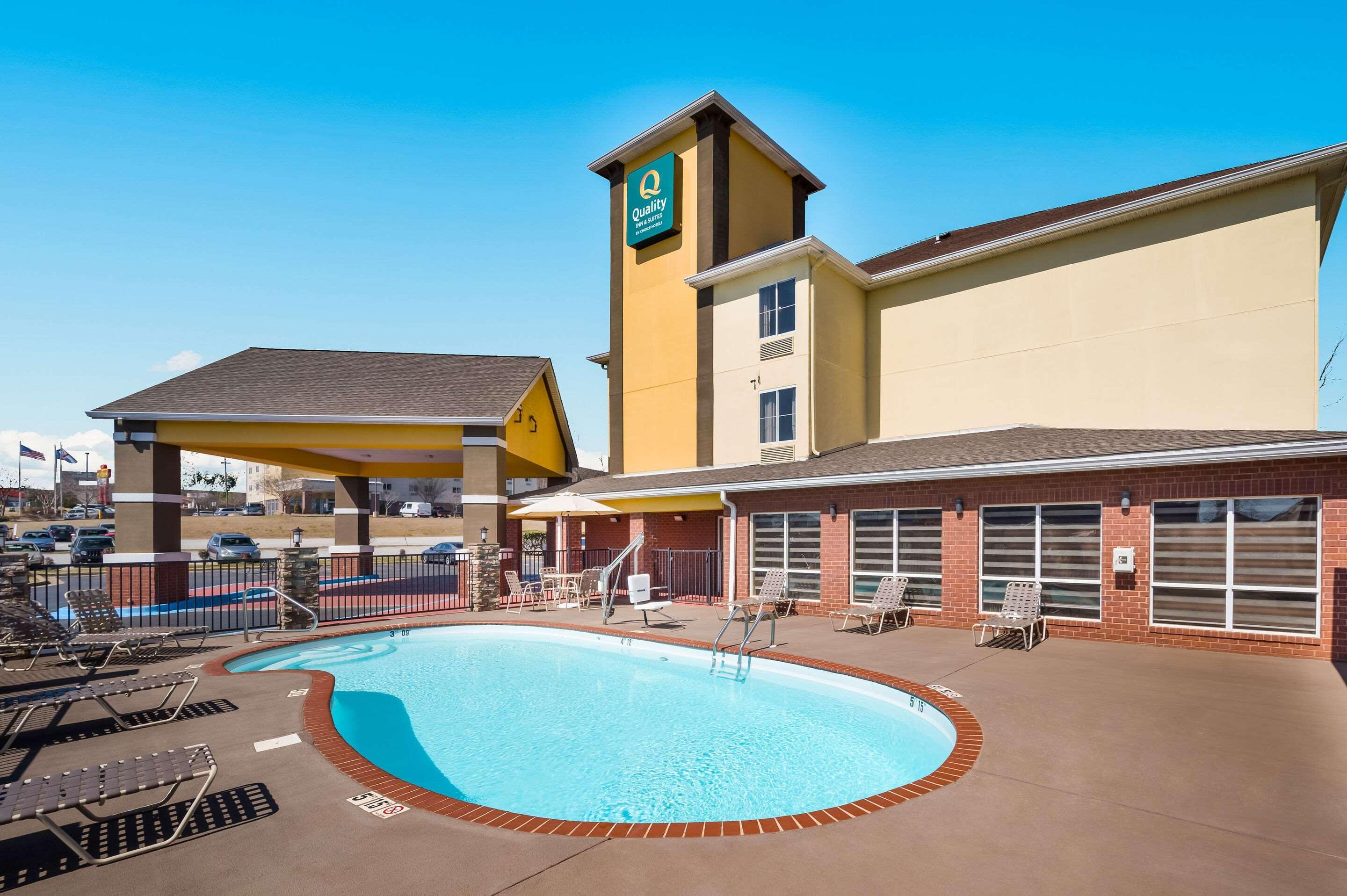 Quality Inn & Suites Huntsville Research Park Area Exterior photo