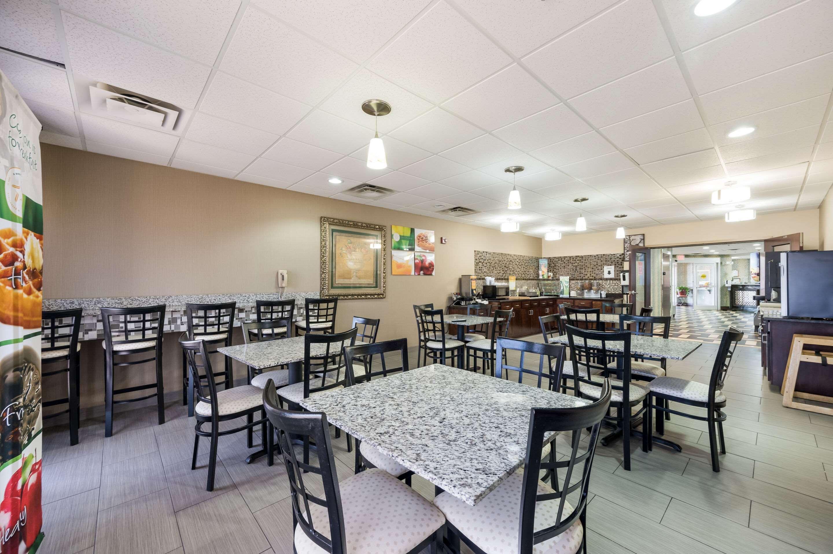 Quality Inn & Suites Huntsville Research Park Area Exterior photo